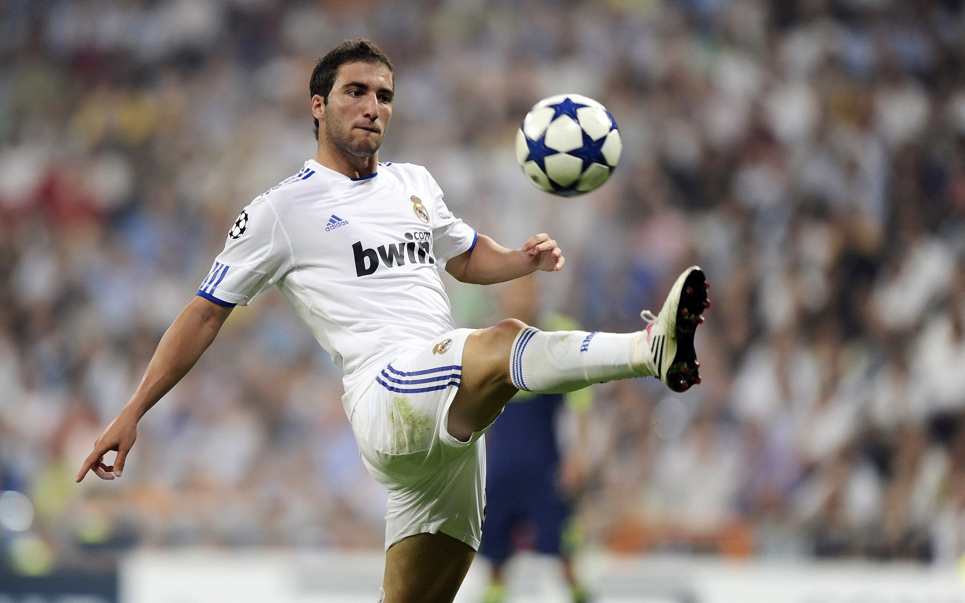 拜仁控球压制形成全面攻守优势，拜仁进攻战术